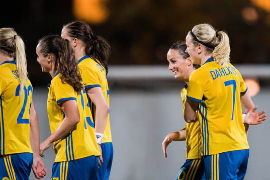 Sveriges Kosovare Asllani jublar med Lisa Dahlkvist, Lotta