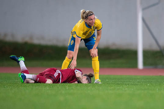 Sveriges Linda Sembrant ser till en rysk spelare