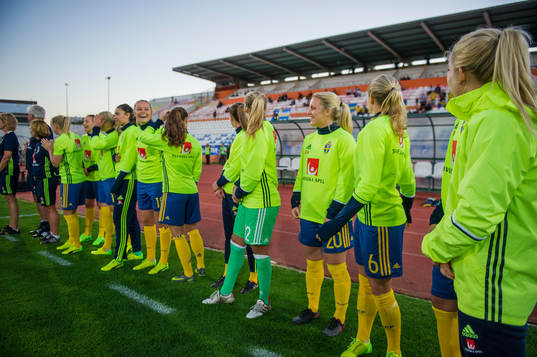 Sveriges Pauline Hammarlund, målvakt Hilda Carlén, Mimmi