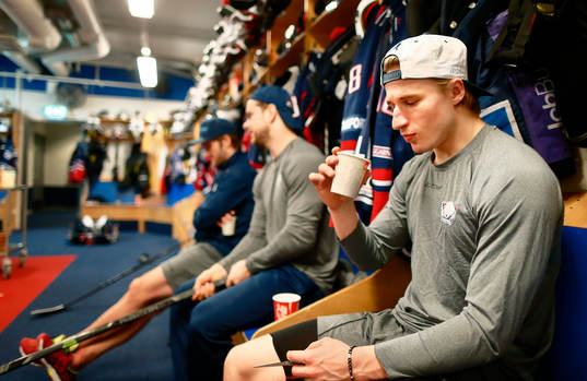 Linköpings Jakob Lilja dricker före ishockeymatchen i SHL