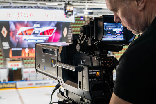 Cmore fotograf förbereder sig innan ishockeymatchen i SHL
