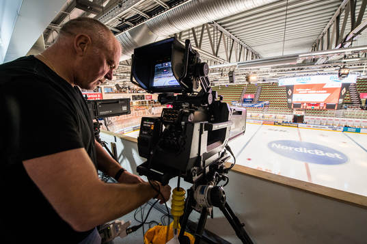 Cmore fotograf förbereder sig innan ishockeymatchen i SHL