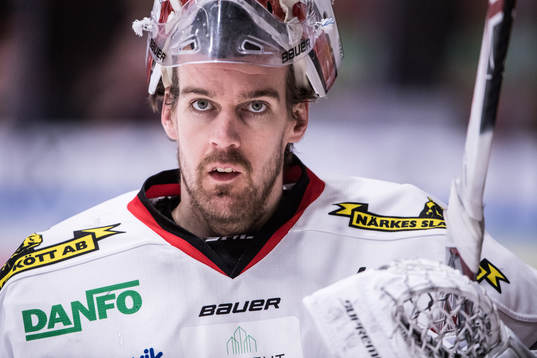 Örebros målvakt Axel Brage innan ishockeymatchen i SHL