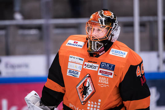 Karlskronas målvakt Johan Holmqvist innan ishockeymatchen