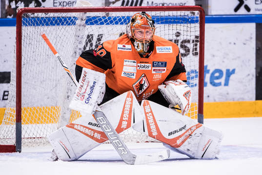Karlskronas målvakt Johan Holmqvist innan ishockeymatchen