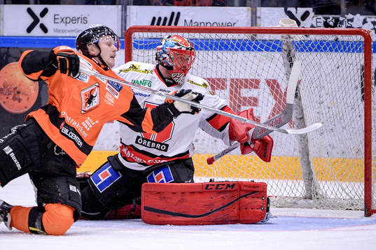 Karlskronas Emil Lundberg och Örebros målvakt Julius