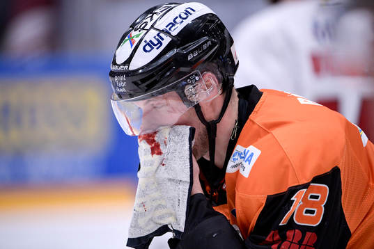 Karlskronas Emil Larsson blöder