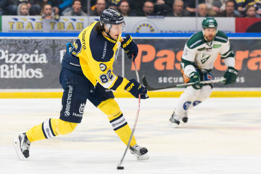 s Kevin Stenlund skjuter