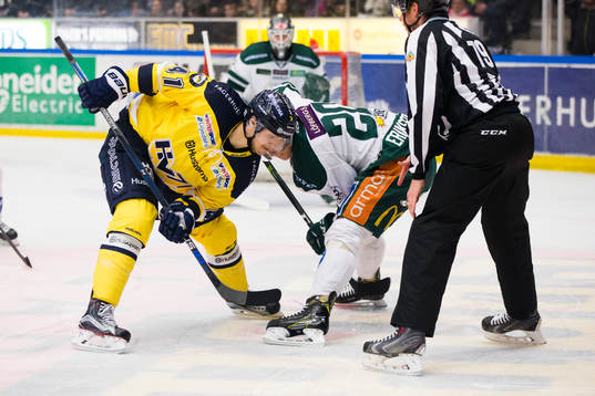 s David Ullström tekar mot Färjestads Joel Eriksson Ek