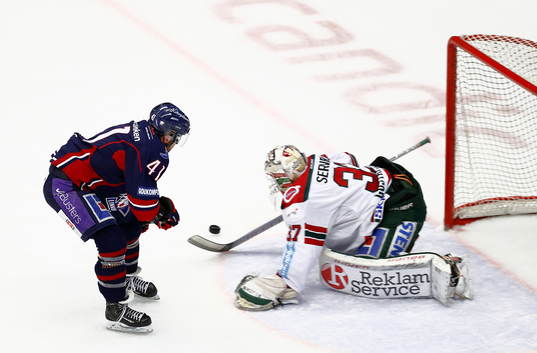 Frölundas målvakt Johan Gustafsson räddar straff slagen