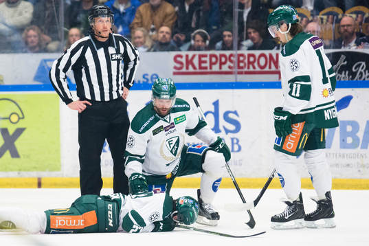 Färjestads John Persson leds av isen