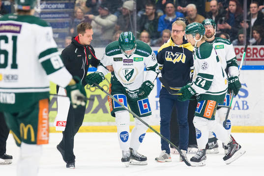 Färjestads John Persson leds av isen