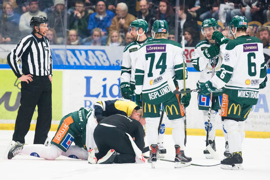 Färjestads John Persson leds av isen