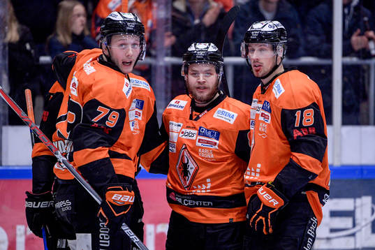Karlskronas Jimmy Andersson jublar med lagkamrater