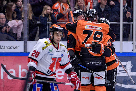 Karlskronas Jimmy Andersson jublar med lagkamrater