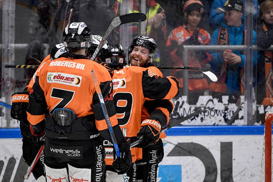 Karlskronas Joel Kellman jublar med lagkamrater