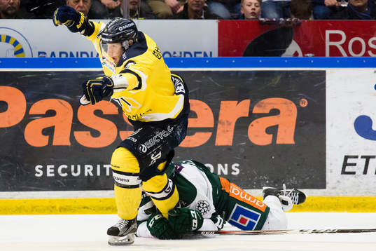 s Kristofer Berglund bli fasthållen av Färjestads Joakim