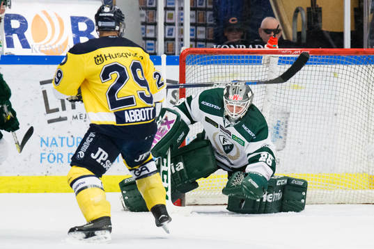 Färjestads målvakt Stefan Steen blockerar pucken