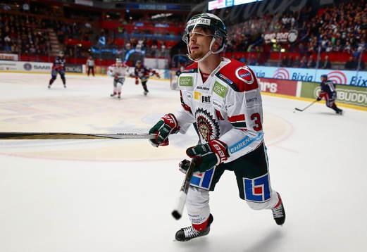 Frölundas Nicklas Lasu med Linköpings Anssi Salmelas