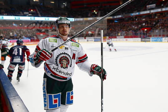 Frölundas Nicklas Lasu med Linköpings Anssi Salmelas