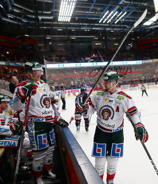 Frölundas Simon Hjalmarsson och Nicklas Lasu med