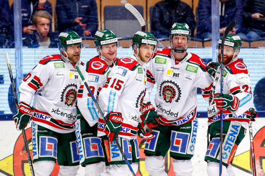 Frölundas Carl Grundström jublar med lagkamrater