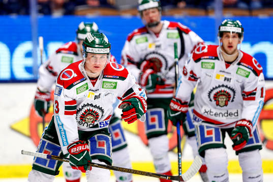 Frölundas Carl Grundström jublar med lagkamrater
