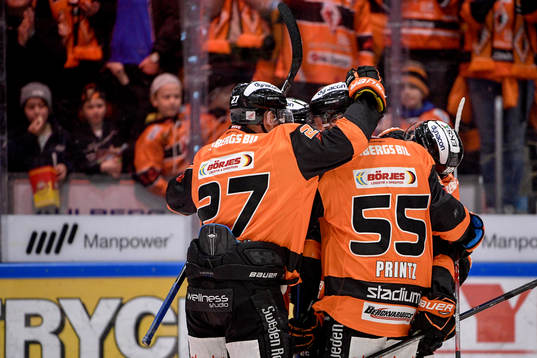 Karlskronas Marcus Paulsson jublar med lagkamrater