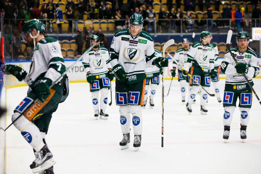 Färjestads Johan Ryno deppar när han lämnar isen