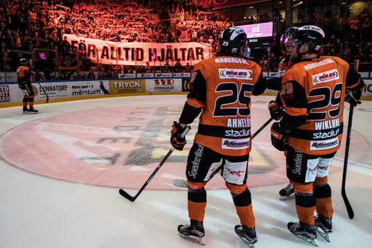 fansen tackar laget med tifo