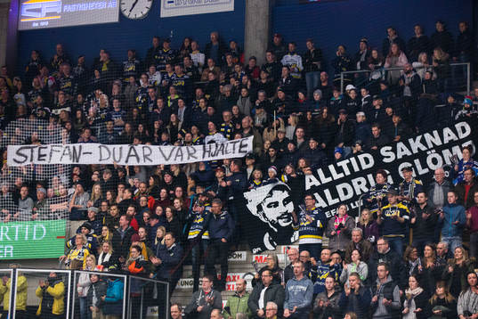 s supportrar hyllar Stefan Liv