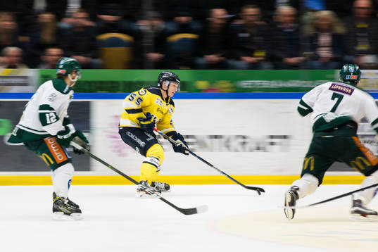 s Andreas Borgman med pucken