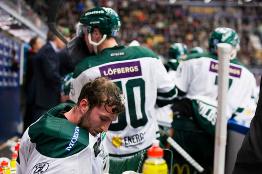 Färjestads målvakt Stefan Steen deppar