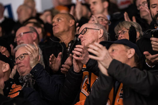 supportrar jublar och klappar händerna