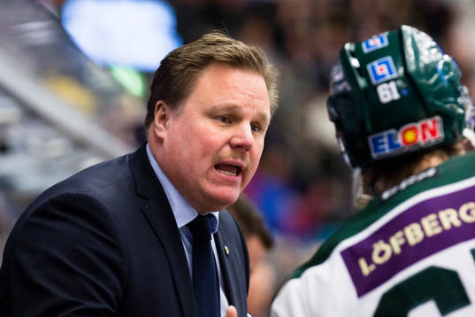 Färjestads tränare Leif Carlsson coachar