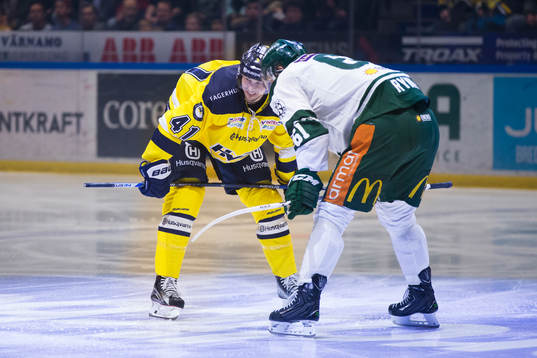 s David Ullström tekar mot Färjestads Johan Ryno