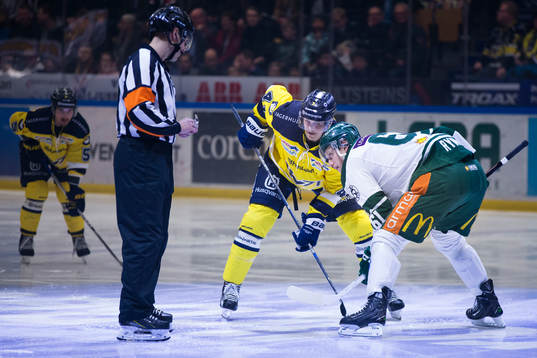 s David Ullström tekar mot Färjestads Johan Ryno