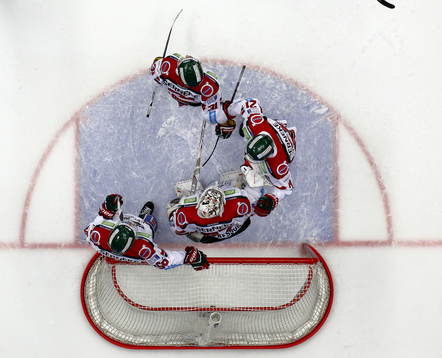 Frölundas spelare tackar målvakt Johan Gustafsson