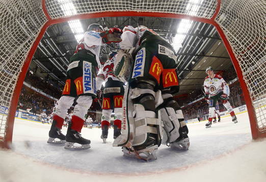 Frölundas spelare tackar målvakt Johan Gustafsson