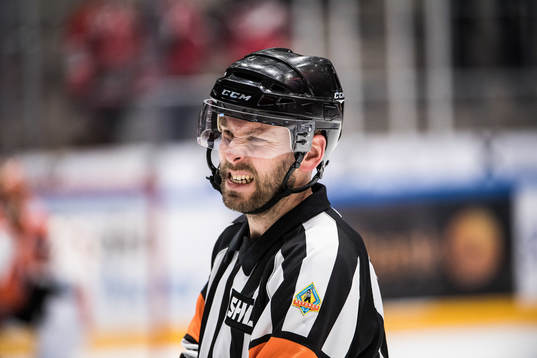 Domare Marcus Linde grinar illa och har ont