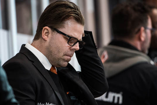 Karlskronas tränare Ove Molin  deppar och tar sig för