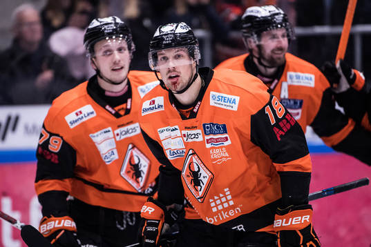 Karlskronas Emil Larsson jublar