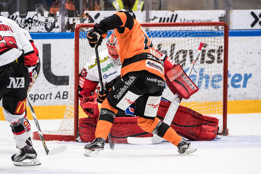 Karlskronas Mattias Guter  oroar framför Örebros målvakt