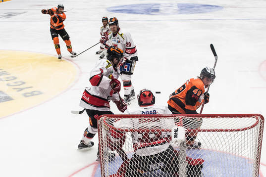Karlskronas Alexander Bergström skott på mål går över