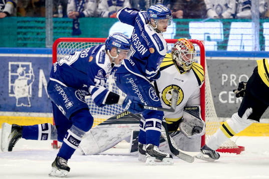 Leksands Johan Olofsson framför Brynäs målvakt Felix