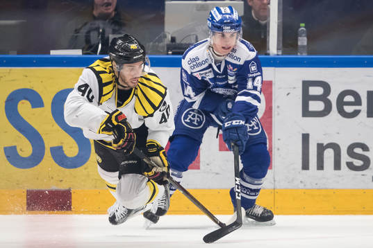 Brynäs Jesper Jensen och Leksands Oskar Lang i