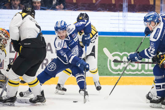 chans för Leksands Johan Olofsson i ishockeymatchen i SHL