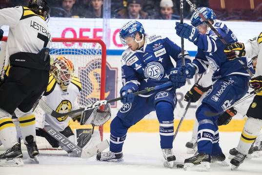 chans för Leksands Johan Olofsson framför Brynäs