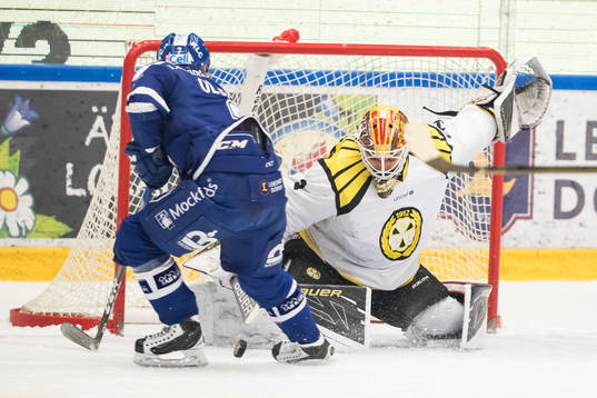 chans för Leksands Johan Olofsson Brynäs målvakt Felix