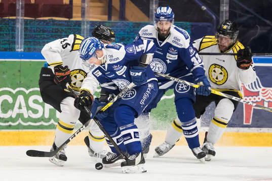Leksands Benjamin Youds och Brynäs Daniel Paille i kamp om